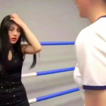 小姐姐拳击被击腹吐水,小姐姐被击腹吐水，场面令人咋舌