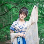 绿色圆领袍写真,传统与现代的完美融合
