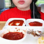 小姐姐吃爆辣酱鱿鱼,小姐姐的味蕾冒险之旅